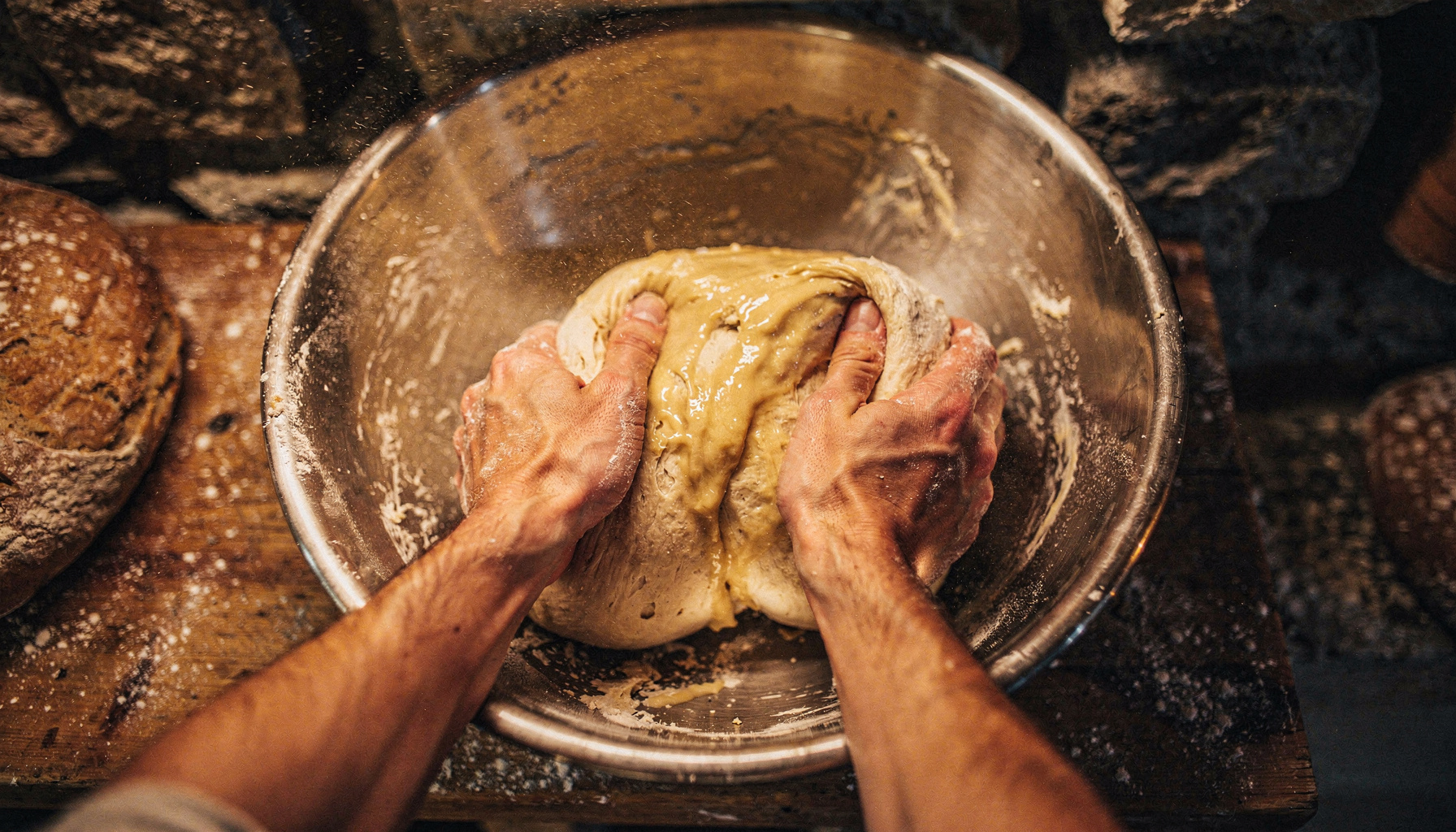 Pétrir — les mains au travail au fournil